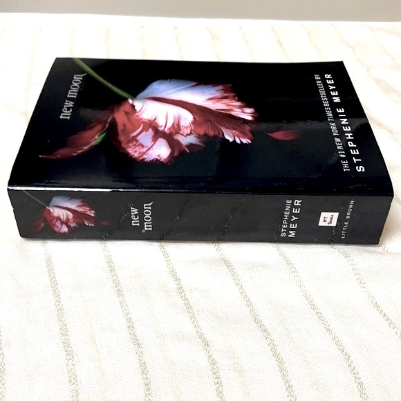 🎉Free w/ Bundle New Moon Paperback - Picture 3 of 4